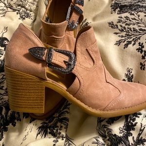 Qupid western shootie with western side buckle . Blush pink . Worn 1x. Sz 6.5